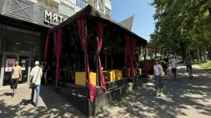Летнюю террасу известного лаунж-бара снесли в центре Алматы