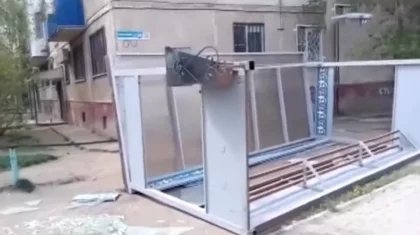 Ураганный ветер перевернул остановку и разрушил балконы в Актобе