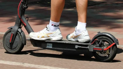 Самокатчик сбил девушку и скрылся с места происшествия в Алматы