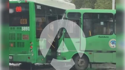 Два автобуса столкнулись в Алматы (ВИДЕО)