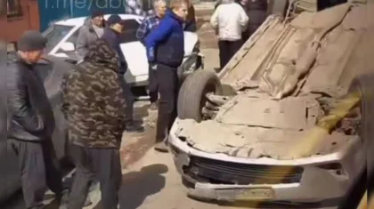 Toyota Camry перевернулась в Семее и сбила ребенка (ВИДЕО)