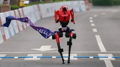 Робот побил рекорд человека в полумарафоне в Китае