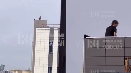 Предотвратили трагедию: парня сняли с крыши многоэтажки в Астане (ВИДЕО)