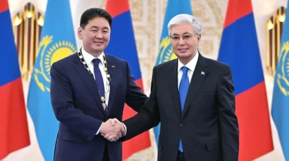 Токаев вручил президенту Монголии высшую государственную награду Казахстана