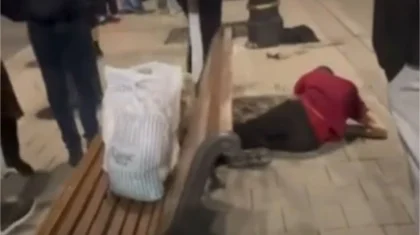 Группа женщин и мужчин отпинала бездомного у вокзала в Астане (ВИДЕО)