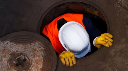 Двое рабочих насмерть отравились газами в канализационном колодце в СКО