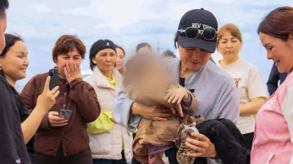 После четырех часов поисков трехлетнюю девочку в ВКО нашли у озера далеко от дома