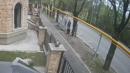 Пенсионерку жестоко избил мужчина на автобусной остановке в Алматы