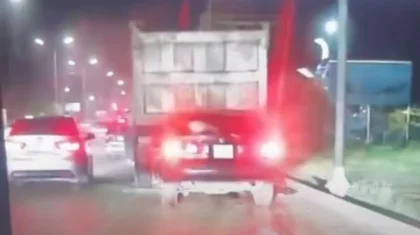 Легковушка влетела в грузовик на трассе близ Алматы (ВИДЕО)