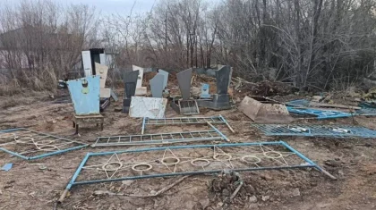 Выносили с кладбища надгробия, оградки и продавали: виновных ищут в Астане