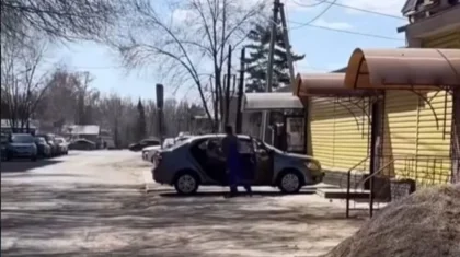 Мужчина разбил автомобиль в Усть-Каменогорске средь бела дня (ВИДЕО)