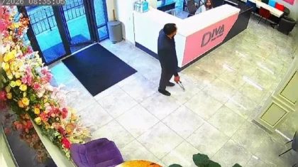 «Вдруг я кого-то убил»: посетитель в крови поверг в шок сотрудницу салона в Алматы