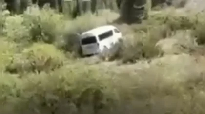 Туристический автобус сорвался вниз у Кольсая (ВИДЕО)