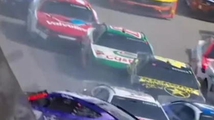 Гонка в США обернулась массовым ДТП: столкнулись около 30 машин (ВИДЕО)