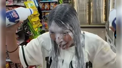 Казахстанская блогерша высыпала снеки на голову и облилась молоком в тайском 7-Eleven