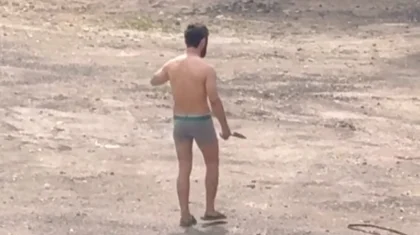 Голый мужчина с ножом пугал прохожих в Алматы (ВИДЕО)
