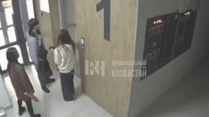 Мужчина устроил дебош в подъезде и избил девушку в Алматы (ВИДЕО)