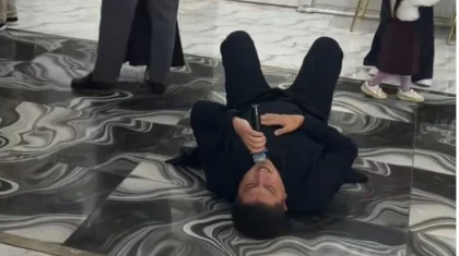 Пел лежа на полу: видео с тоя вызвало неоднозначную реакцию в сети