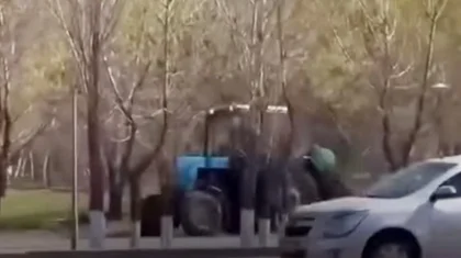 Погоня с трактором по тротуару в Астане попала на видео