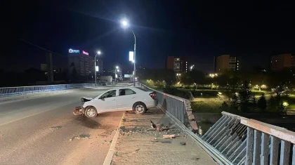Лопнула шина: водитель снес ограждение моста в Семее
