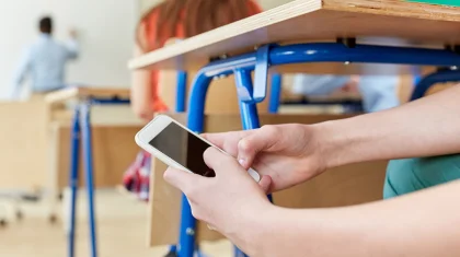 Депутат «AMANAT» раскритиковал поспешный запрет телефонов в казахстанских школах