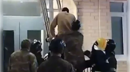 Молодой человек выпал из окна третьего этажа в Караганде (ВИДЕО)