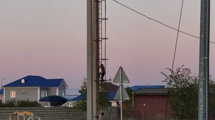 Опасную вышку установили посреди детской площадки в селе Атырауской области