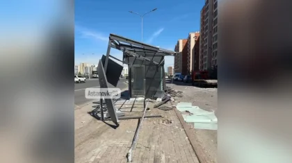Эвакуатор снес остановку в Астане (ВИДЕО)