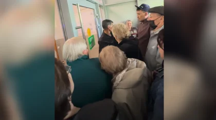 «Голодные игры» в поликлинике: давку за талонами сняли в Павлодаре (ВИДЕО)