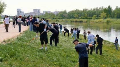 Экоакция молодежи в Астане: более 100 человек провели уборку на набережной Есиля