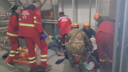 Четыре женщины пострадали, сорвавшись с подъемника в автосалоне Уральска