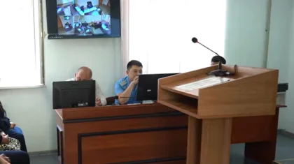 Избивала, прижигала утюгом и вилкой: дети дали показания против матери в суде Шымкента