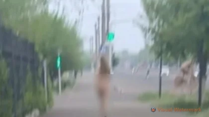 Обнаженная девушка гуляла по проспекту в Темиртау: что известно
