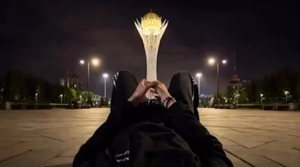 Молодой парень сделал скандальное фото у Байтерека (ВИДЕО)