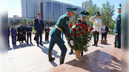 Ерлан Карин возложил цветы к памятнику Бауыржана Момышулы