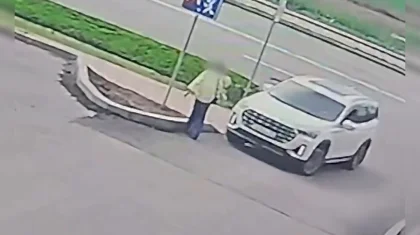 Автоледи сбила насмерть женщину при въезде во двор в Кокшетау (ВИДЕО)