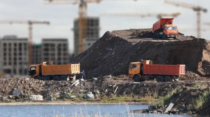 Озеро Талдыколь в Астане: в Минэкологии прокомментировали строительный мусор у водоема