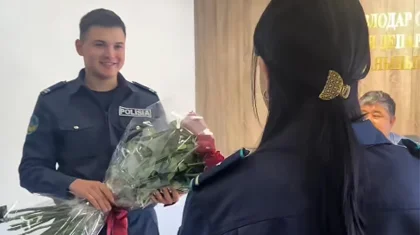 Романтика в погонах: полицейский сделал предложение коллеге прямо на службе в Павлодарской области (ВИДЕО)