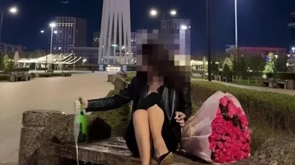 Блогершу оштрафовали после съемки видео с шампанским у Байтерека в Астане