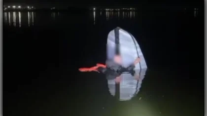 Мужчина оказался в воде после опрокидывания лодки на Самаркандском водохранилище