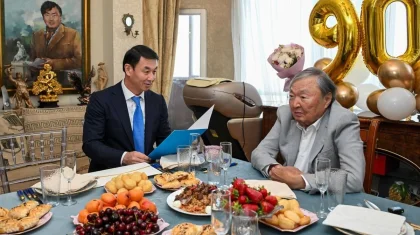 Президент поздравил Олжаса Сулейменова с 90-летним юбилеем