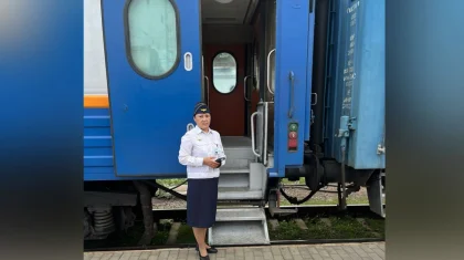 «В вагоне как у мамы дома»: почему казахстанцы хотят «в гости» к проводнице Караганда – Балхаш?
