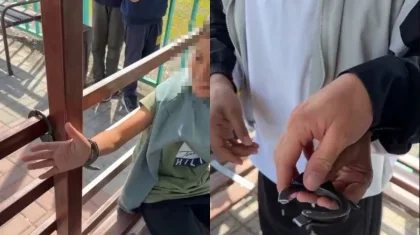 Мальчик приковал себя наручниками к беседке в Караганде (ВИДЕО)