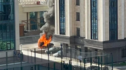 Автомобиль сгорел дотла посреди улицы в Астане