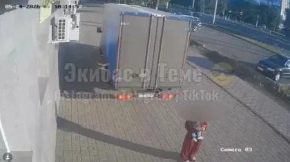 Водитель «Газели», сдавая назад, сбил девушку с ребенком на руках в Экибастузе (ВИДЕО)