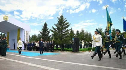 Токаев принял участие в церемонии поднятия государственного флага в Астане