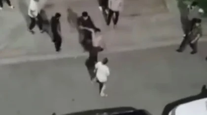 Нещадно били и пинали друг друга: драку мужчин сняли на видео в Таразе