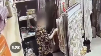 Незаметно забрала 10 колец: момент кражи в ювелирном отделе попал на видео в Актобе