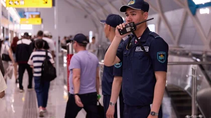 Военнослужащие появились на станциях и в поездах LRT в Астане
