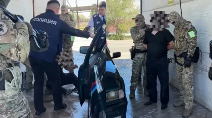 Обещал права без экзаменов: задержание мужчины сняли на видео в Сатпаеве